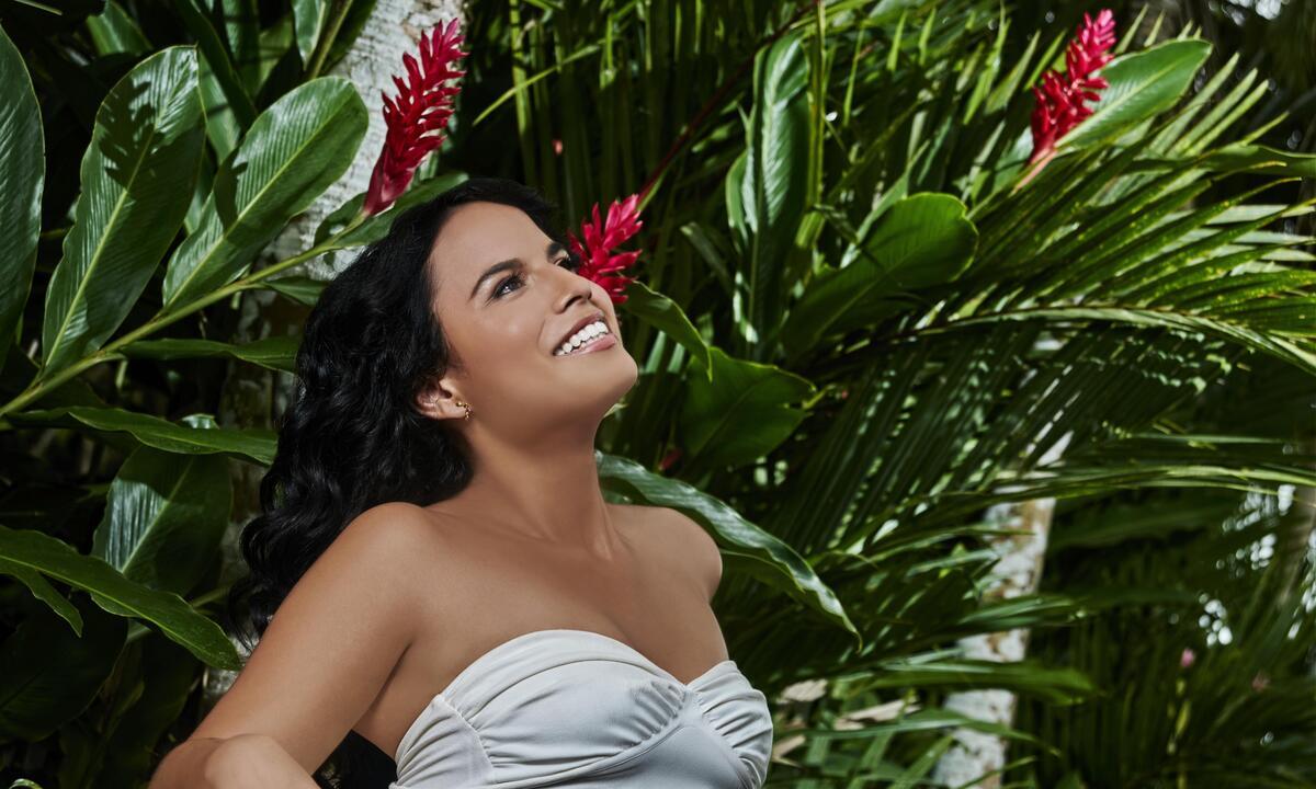 Mujer entre plantas tropicales en una fotografía de Heliconia
